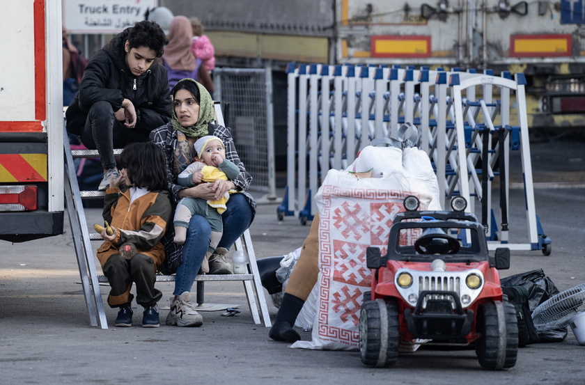 Syrians cross border from Turkey returning to Syria after rebel takeover of Damascus