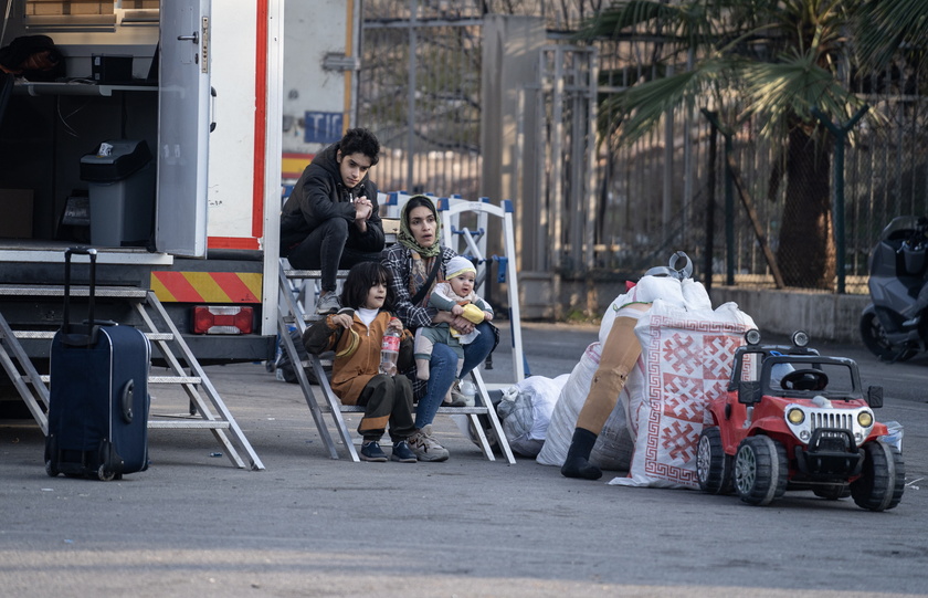 Syrians cross border from Turkey returning to Syria after rebel takeover of Damascus