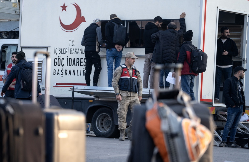 Syrians cross border from Turkey returning to Syria after rebel takeover of Damascus