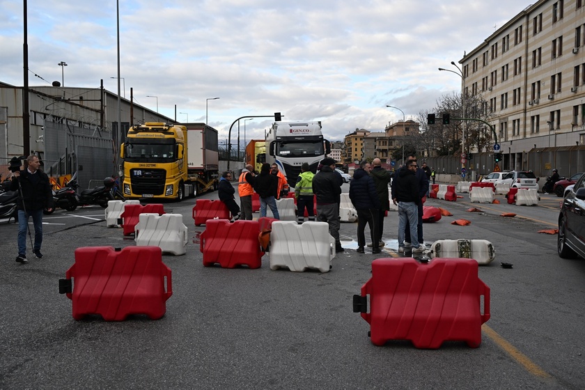 Operaio morto, sindacati in strada 'si investe troppo poco'