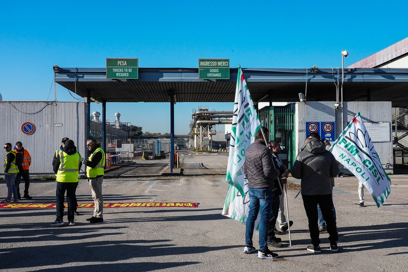 Stellantis: protesta lavoratori Trasnova a Pomigliano