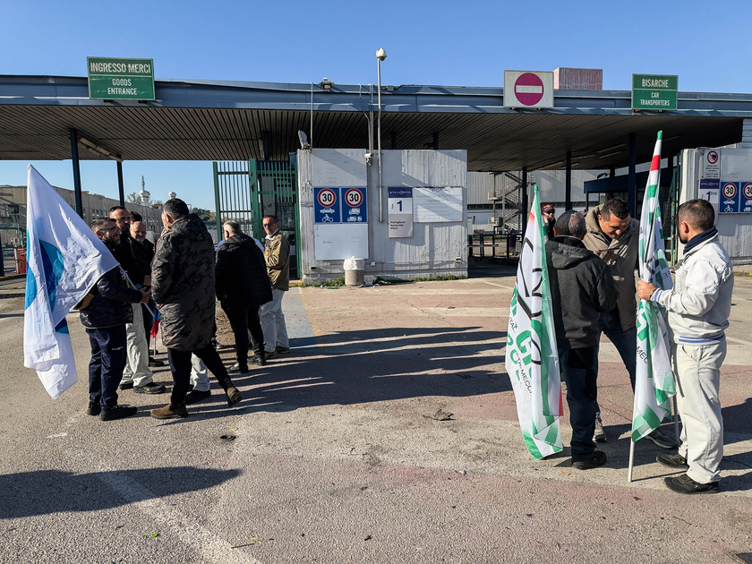 Stellantis: protesta lavoratori Trasnova a Pomigliano