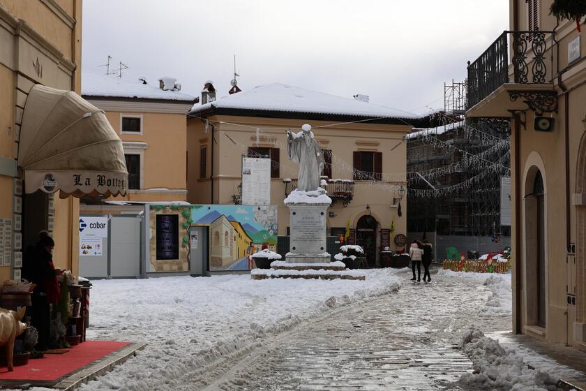 Intensa nevicata sull'Appennino, freddo intenso a Norcia