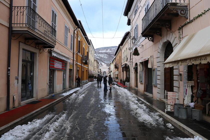 Intensa nevicata sull'Appennino, freddo intenso a Norcia