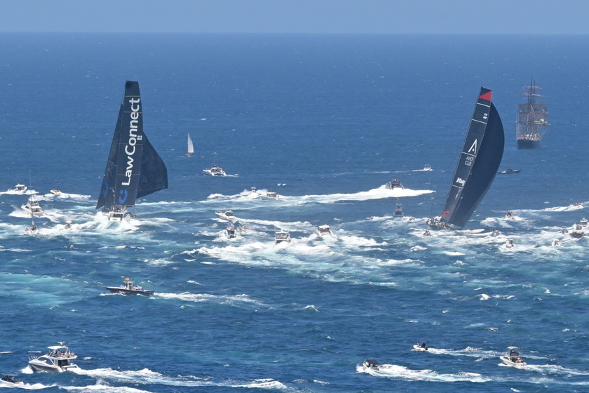 Venti forti e 2 morti, ma Sydney-Hobart prosegue