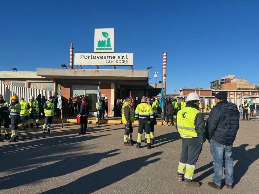 Sit-in operai Portovesme nel giorno della visita dei ministri