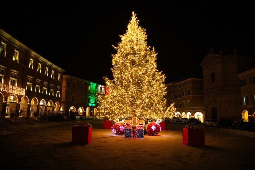 A San Severino l'Albero di Natale 'più bello delle Marche'