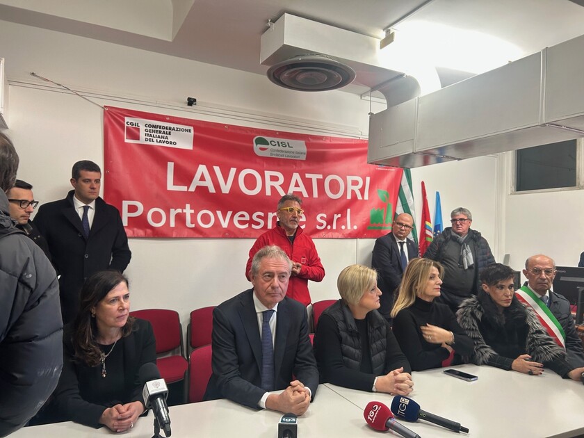 Sit-in operai Portovesme nel giorno della visita dei ministri