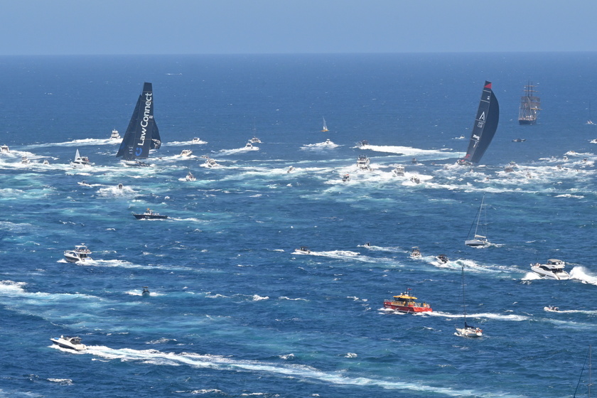 Venti forti e 2 morti, ma Sydney-Hobart prosegue