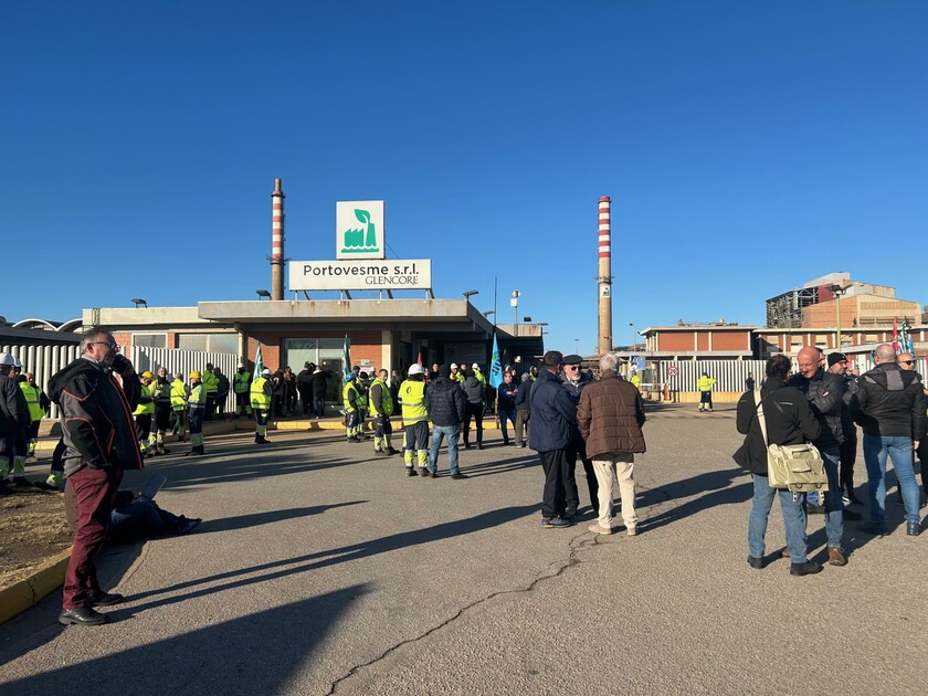 Sit-in operai Portovesme nel giorno della visita dei ministri