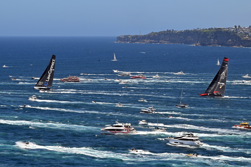 Venti forti e 2 morti, ma Sydney-Hobart prosegue