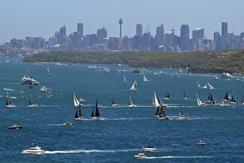 Venti forti e 2 morti, ma Sydney-Hobart prosegue