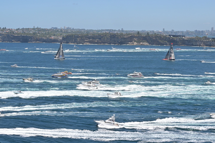 Venti forti e 2 morti, ma Sydney-Hobart prosegue