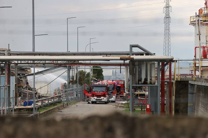 Eni, incendio non interessa serbatoi deposito