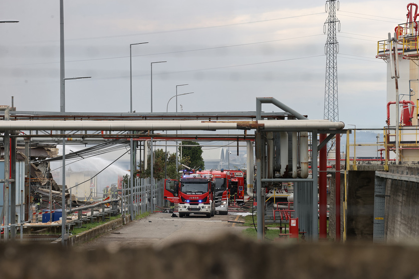 Eni, incendio non interessa serbatoi deposito