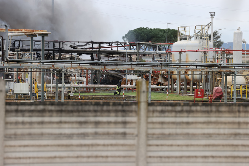 Eni, incendio non interessa serbatoi deposito