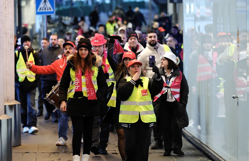 Aviation security staff strike at Frankfurt airport - RIPRODUZIONE RISERVATA