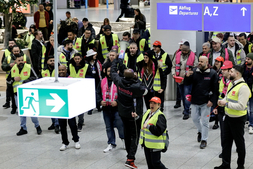 Aviation security staff strike at Frankfurt airport - RIPRODUZIONE RISERVATA