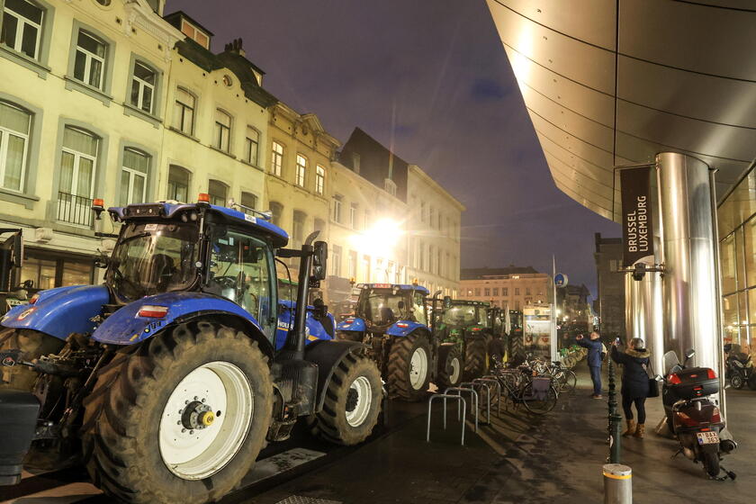Farmers protest on the sidelines of the EU summit in Brussels © ANSA/EPA