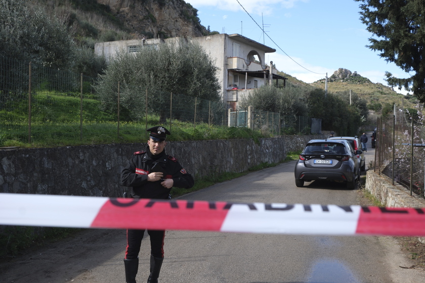 ++ Uccide moglie e due figli e si consegna ai carabinieri ++ - RIPRODUZIONE RISERVATA