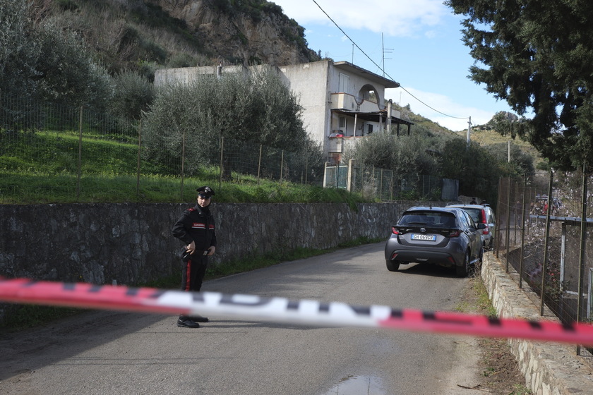 ++ Uccide moglie e due figli e si consegna ai carabinieri ++ - RIPRODUZIONE RISERVATA