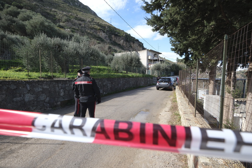 ++ Uccide moglie e due figli e si consegna ai carabinieri ++ - RIPRODUZIONE RISERVATA