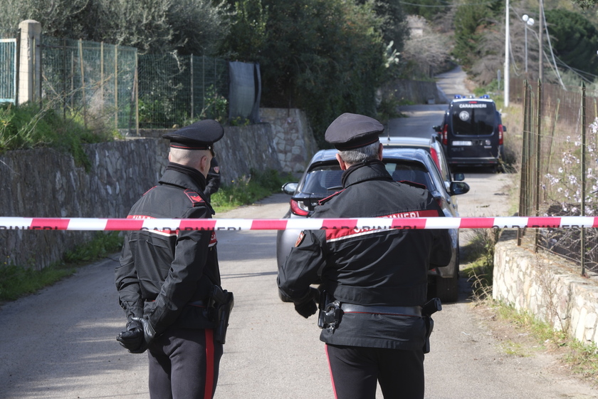 ++ Uccide moglie e due figli e si consegna ai carabinieri ++ - RIPRODUZIONE RISERVATA