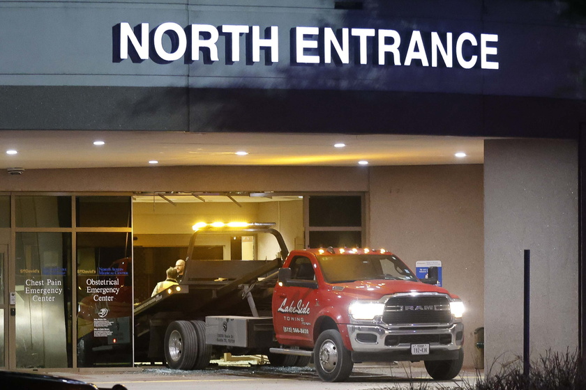 One person dead after car crashes in to emergency room at medical center in Austin - RIPRODUZIONE RISERVATA