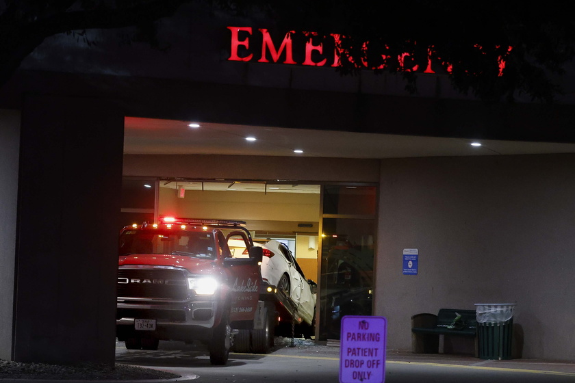 One person dead after car crashes in to emergency room at medical center in Austin - RIPRODUZIONE RISERVATA