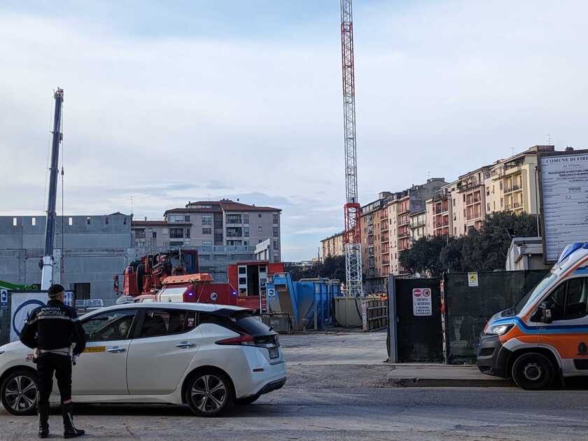 Crollo in cantiere supermercato Firenze, si cercano operai - RIPRODUZIONE RISERVATA