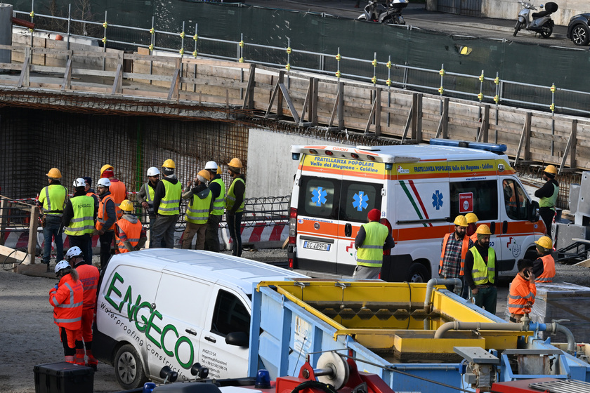 ++ Crollo in cantiere Firenze, 118  'a ora 1 morto e 3 feriti ' ++ - RIPRODUZIONE RISERVATA