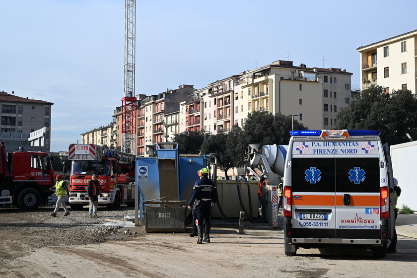 ++ Crollo in cantiere Firenze, 118  'a ora 1 morto e 3 feriti ' ++ - RIPRODUZIONE RISERVATA