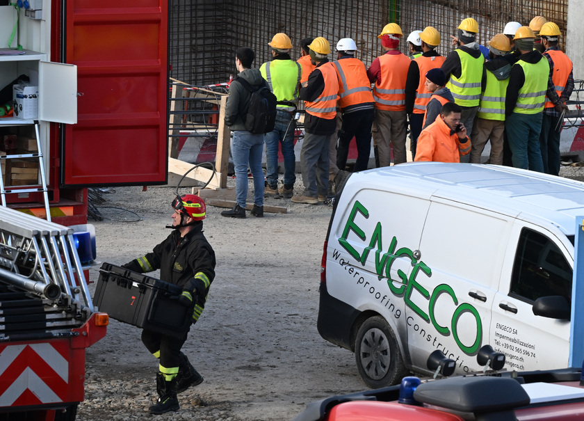 ++ Crollo in cantiere Firenze, 118  'a ora 1 morto e 3 feriti ' ++ - RIPRODUZIONE RISERVATA