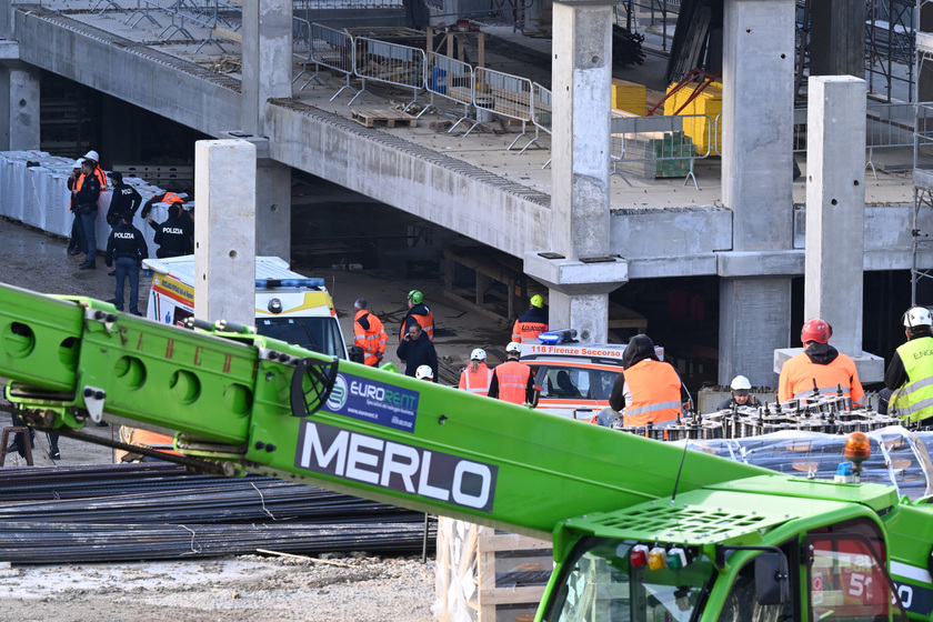 ++ Crollo in cantiere Firenze, 118  'a ora 1 morto e 3 feriti ' ++ - RIPRODUZIONE RISERVATA