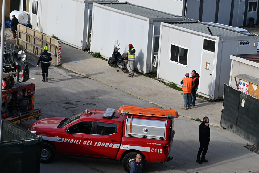 ++ Crollo in cantiere Firenze, 118  'a ora 1 morto e 3 feriti ' ++ - RIPRODUZIONE RISERVATA