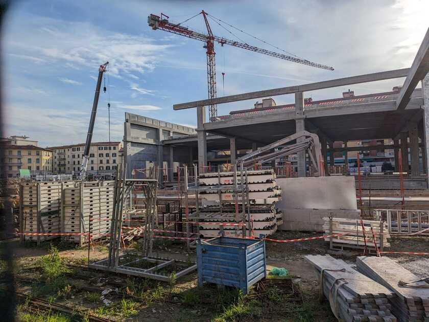 Crollo in cantiere supermercato Firenze, si cercano operai - RIPRODUZIONE RISERVATA