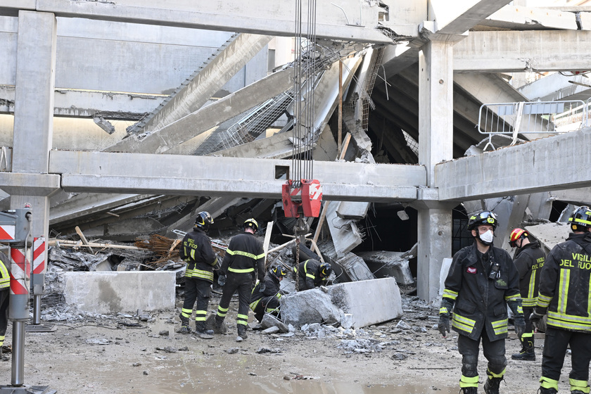 >>>ANSA/ STRAGE DI OPERAI NEL CANTIERE DEL SUPERMERCATO, TRE MORTI - RIPRODUZIONE RISERVATA