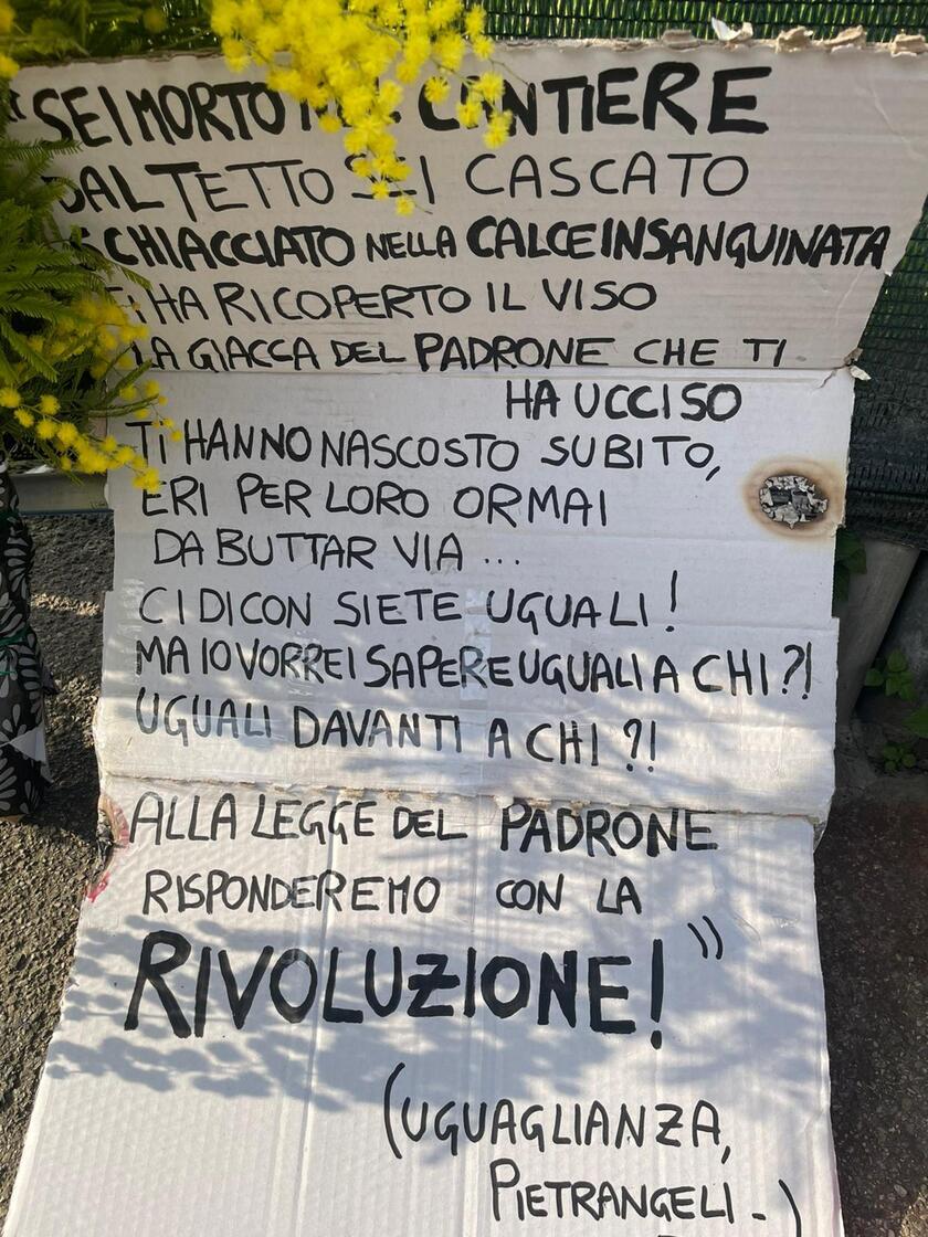 Crollo a Firenze: proseguono le ricerche dell 'ultimo disperso - RIPRODUZIONE RISERVATA