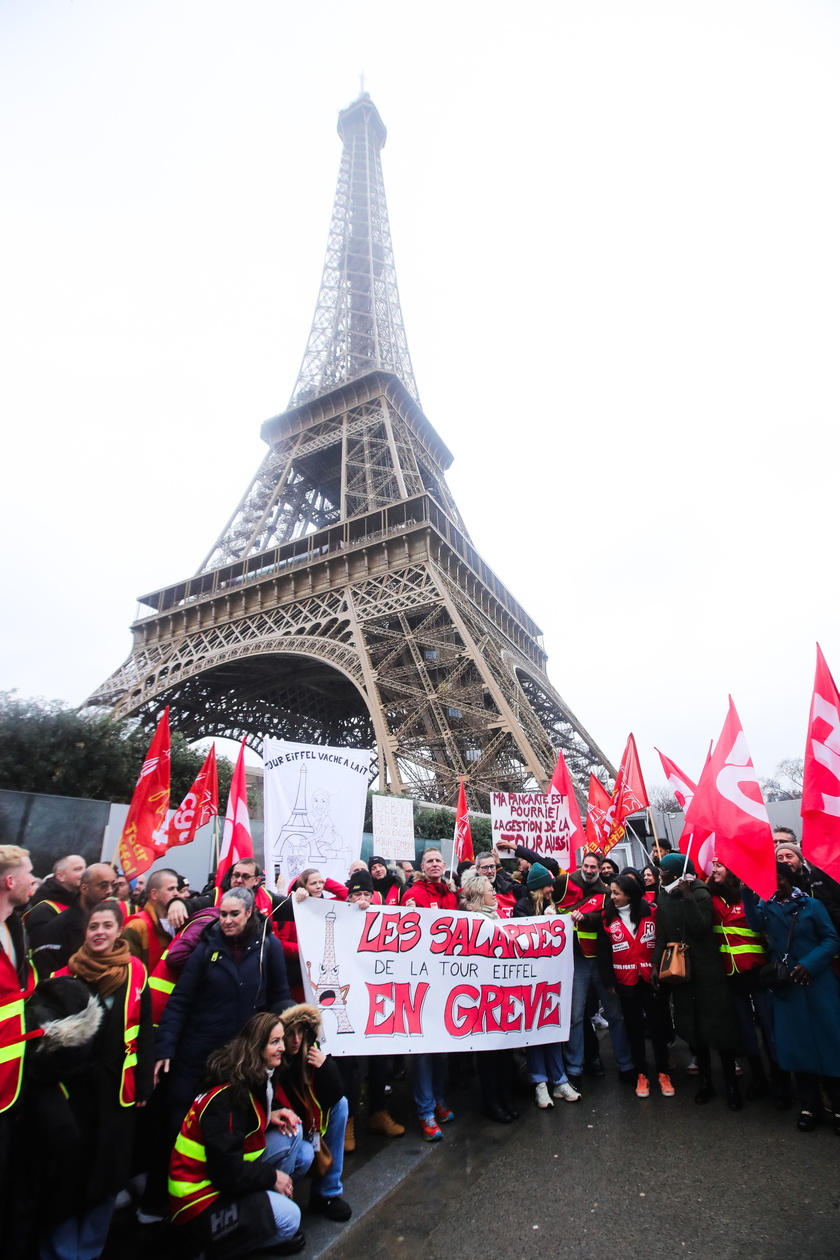 Workers strike at Paris ' Eiffel Tower - RIPRODUZIONE RISERVATA