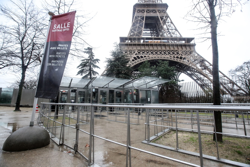 Sciopero alla Torre Eiffel di Parigi, terzo giorno di protesta dei  dipendenti