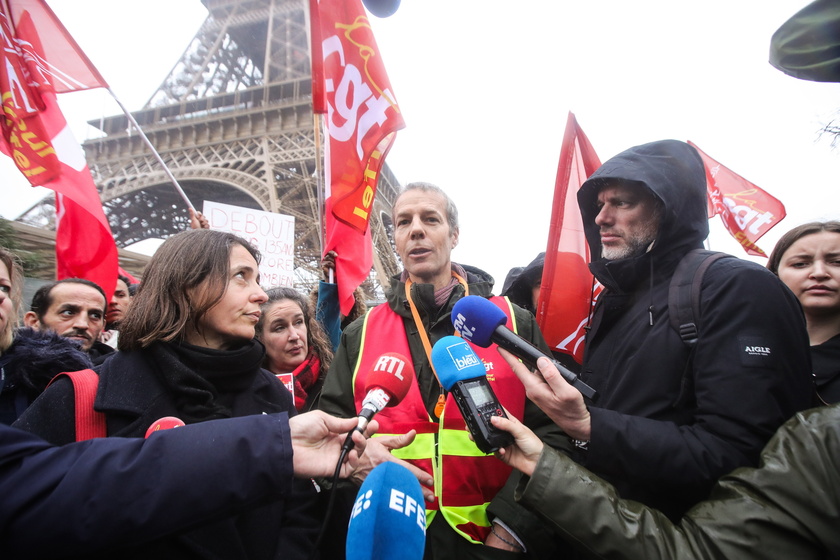 Workers strike at Paris ' Eiffel Tower - RIPRODUZIONE RISERVATA