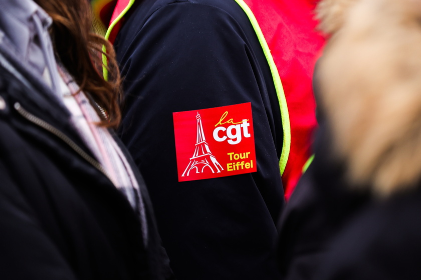 Workers strike at Paris ' Eiffel Tower - RIPRODUZIONE RISERVATA