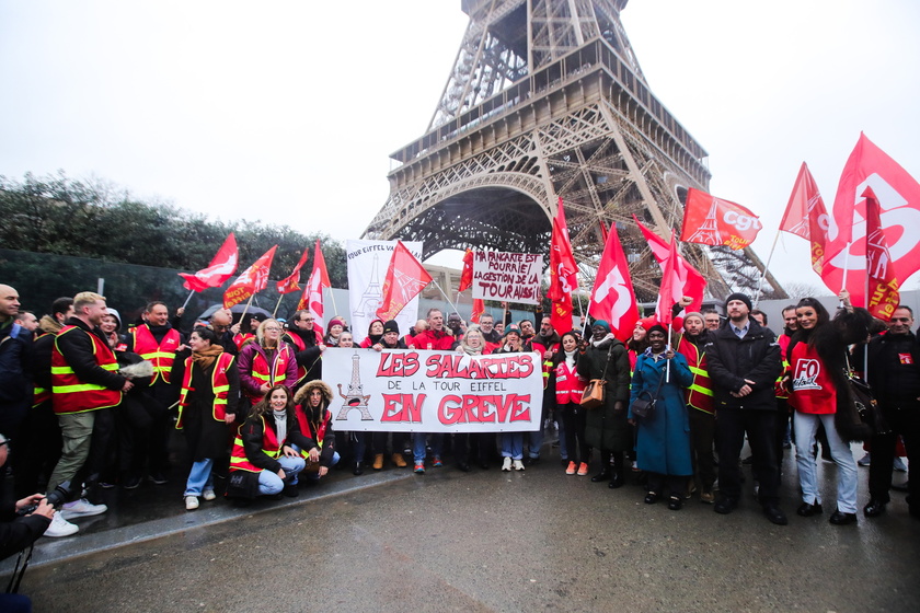 Workers strike at Paris ' Eiffel Tower - RIPRODUZIONE RISERVATA