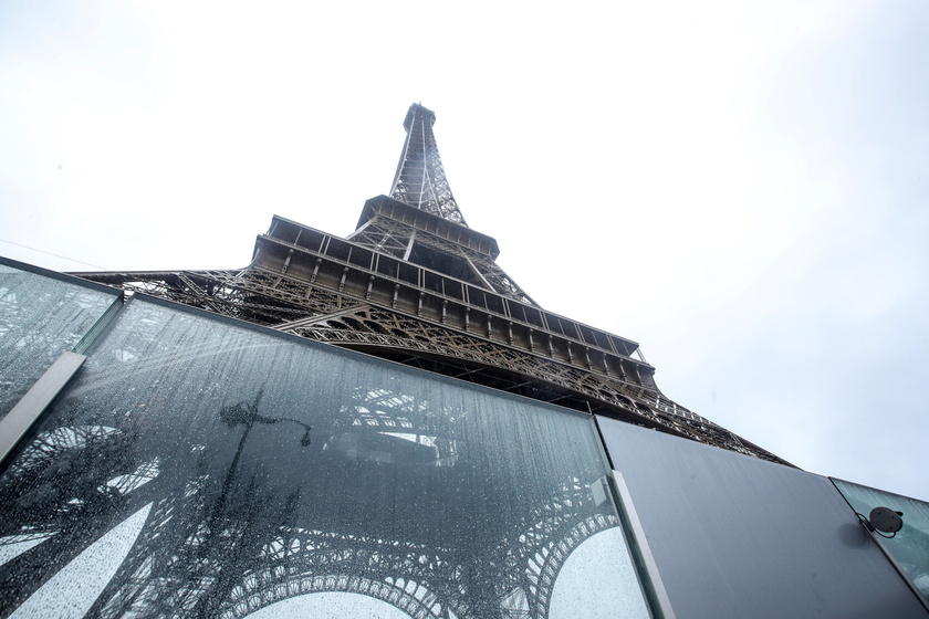 Workers strike at Paris ' Eiffel Tower - RIPRODUZIONE RISERVATA