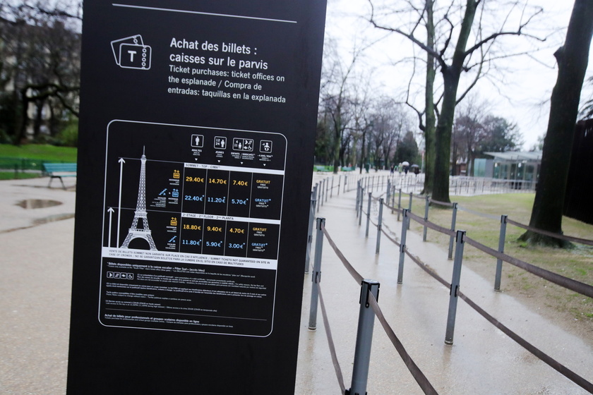 Workers strike at Paris ' Eiffel Tower - RIPRODUZIONE RISERVATA