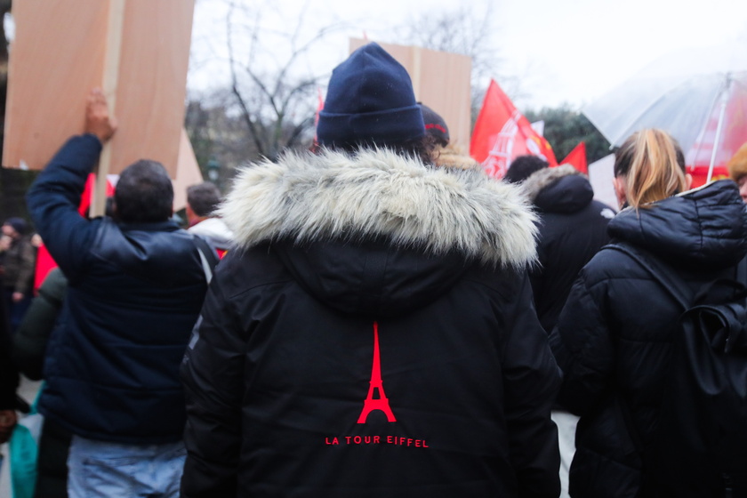 Workers strike at Paris ' Eiffel Tower - RIPRODUZIONE RISERVATA