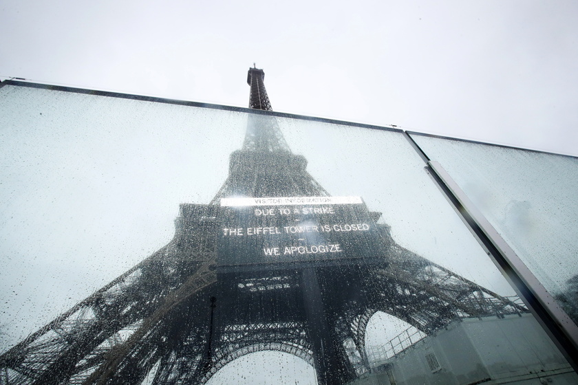 Workers strike at Paris ' Eiffel Tower - RIPRODUZIONE RISERVATA