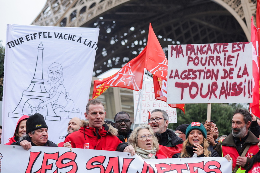 Workers strike at Paris ' Eiffel Tower - RIPRODUZIONE RISERVATA