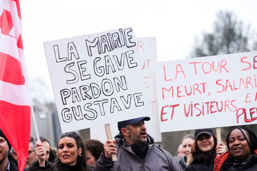 Workers strike at Paris ' Eiffel Tower - RIPRODUZIONE RISERVATA