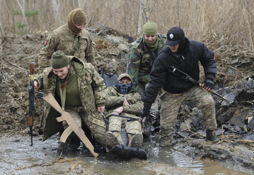 Young Ukrainian civilians receive military and first aid training in Western Ukraine © ANSA/EPA